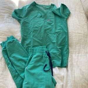Figs Surgical green set. High waisted jogger and Catarina top XS